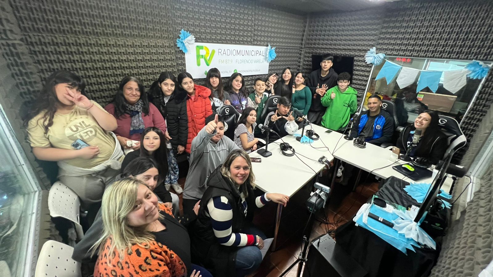La Escuela Secundaria N°24 visitó la Radio Municipal FV