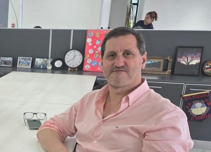 Alfredo Schveizer: “En el día de hoy estamos recorriendo las escuelas del distrito, desmentimos de que no haya clases en Florencio Varela”. 