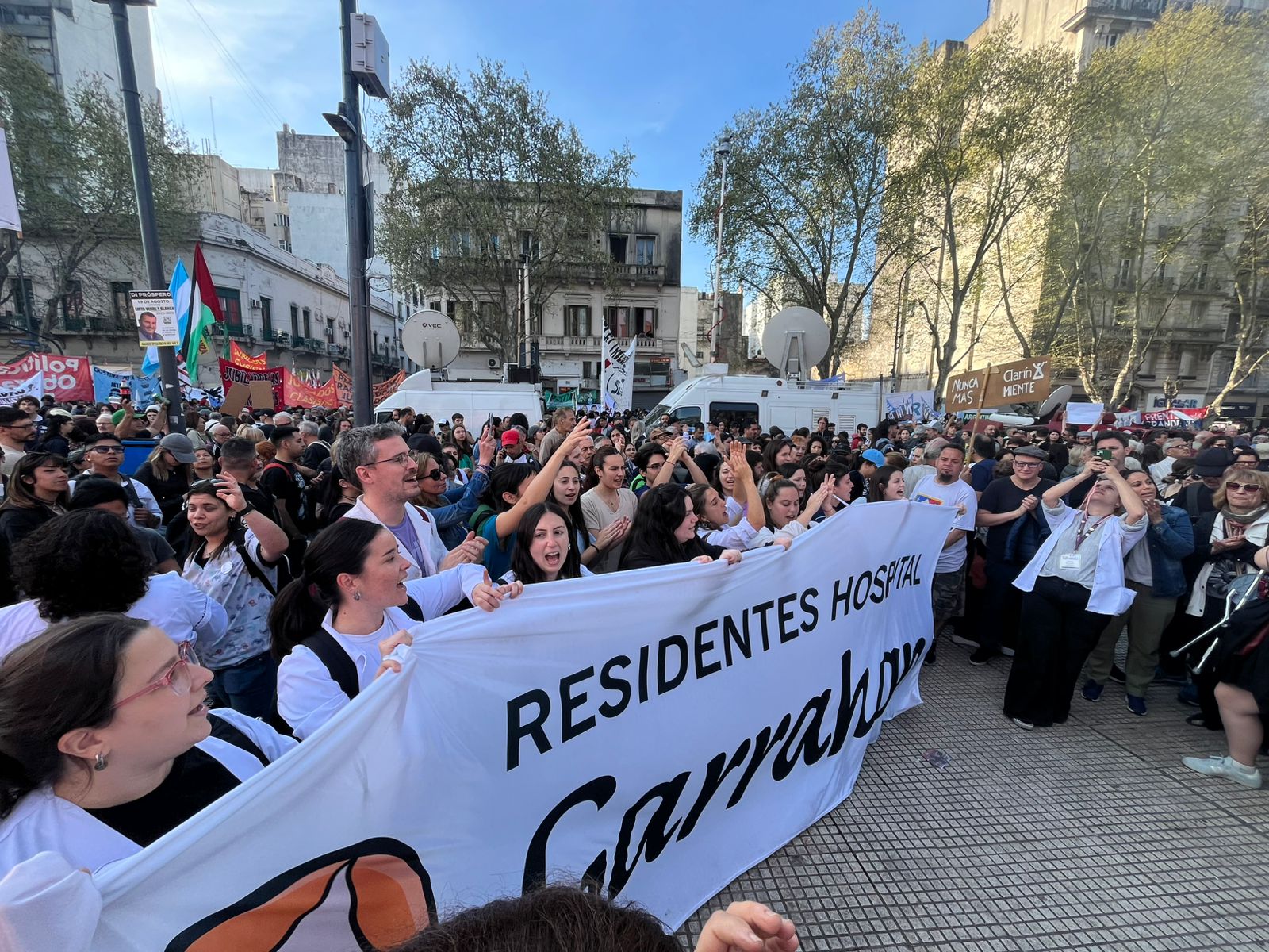 Reclamos por el Hospital Garrahan, jubilados y universitarios unidos en la Marcha