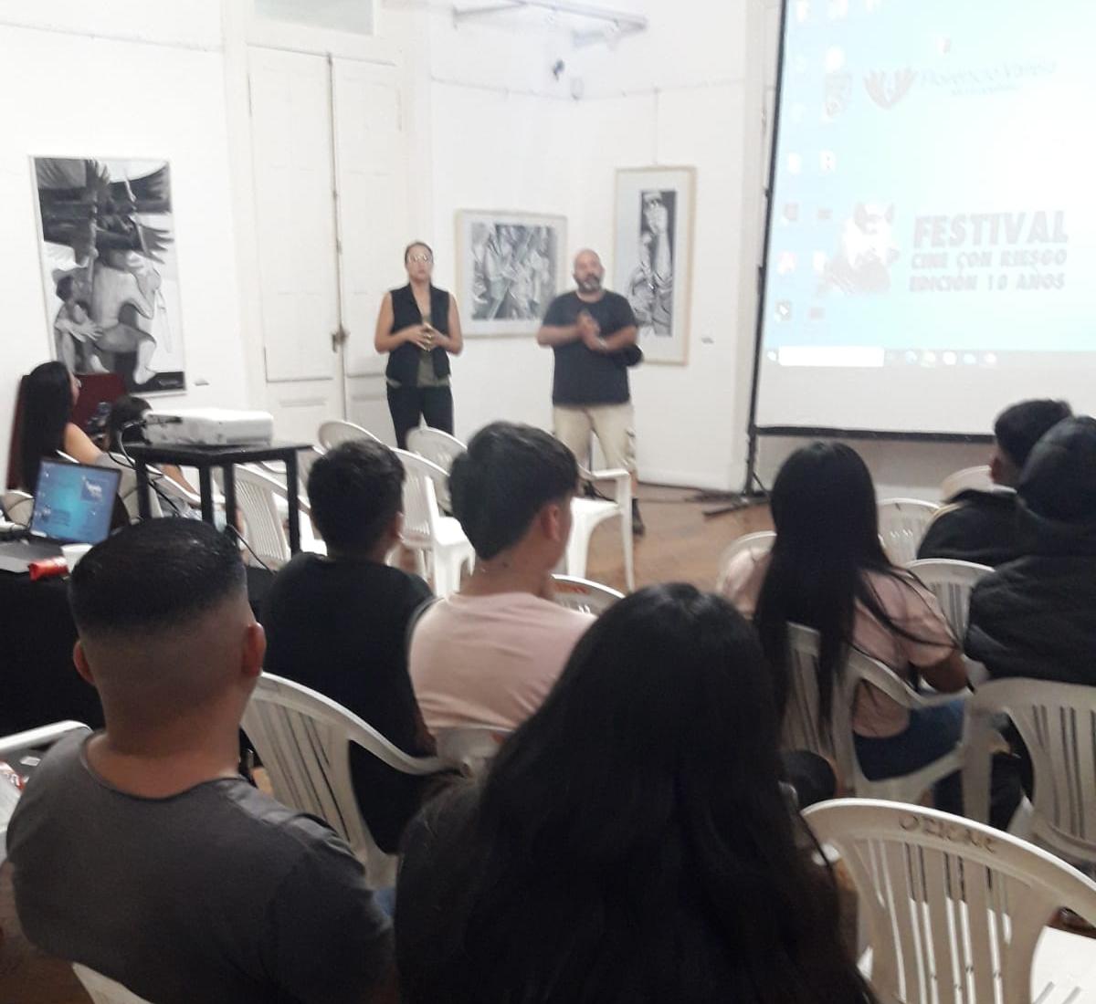 Aníbal Vallejos: “Contento porque este el primer año que el Festival Cine con Riesgo es parte de la plataforma Bonaerense de festivales audiovisuales (BAFILMA)”. 