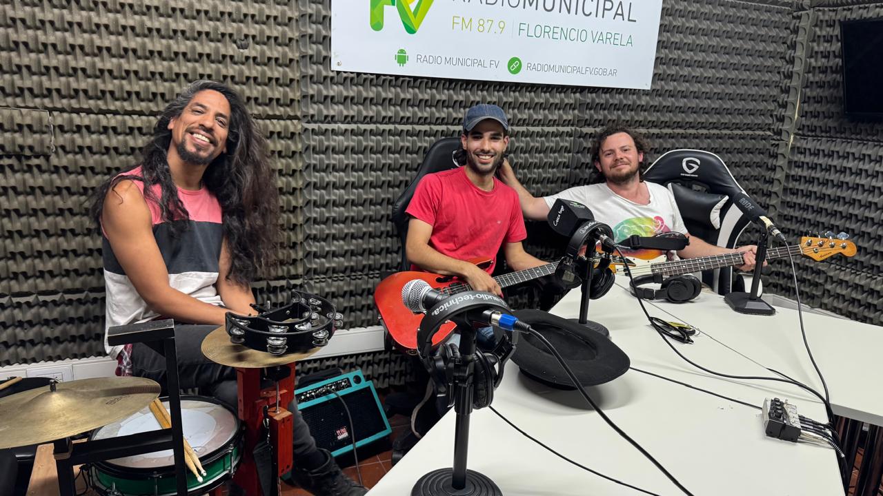 Vieja Escuela Rock hizo vibrar con su música los estudios de la Radio Municipal FV