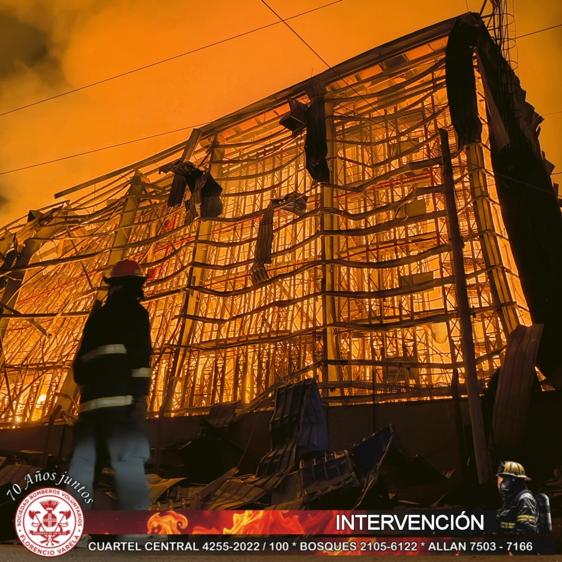 Incendio en Parque Industrial de Ezeiza: contó con la colaboración de los Bomberos Voluntarios de Florencio Varela