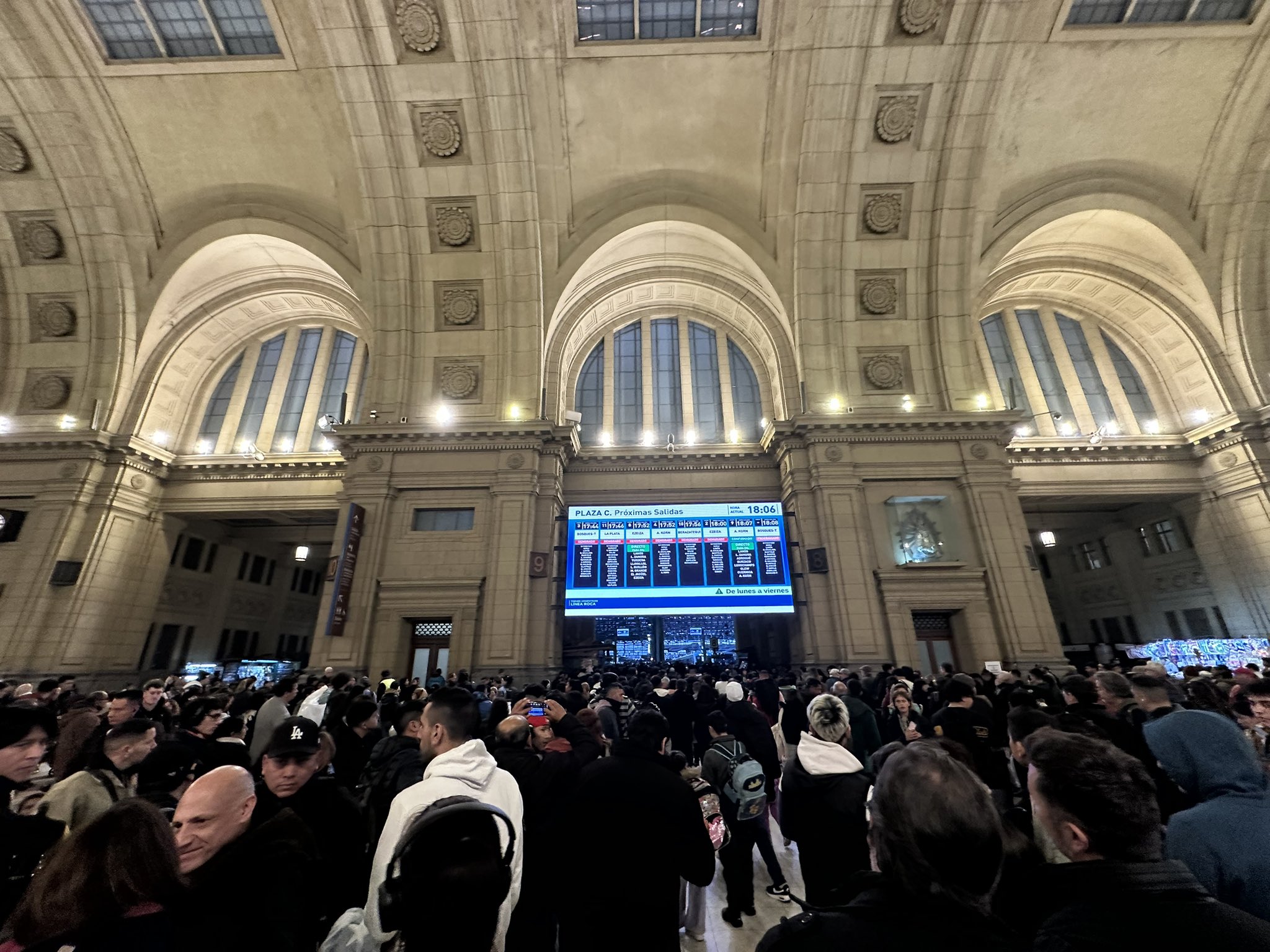 Suspendieron el servicio del Tren Roca por problemas eléctricos: cancelaciones y demoras