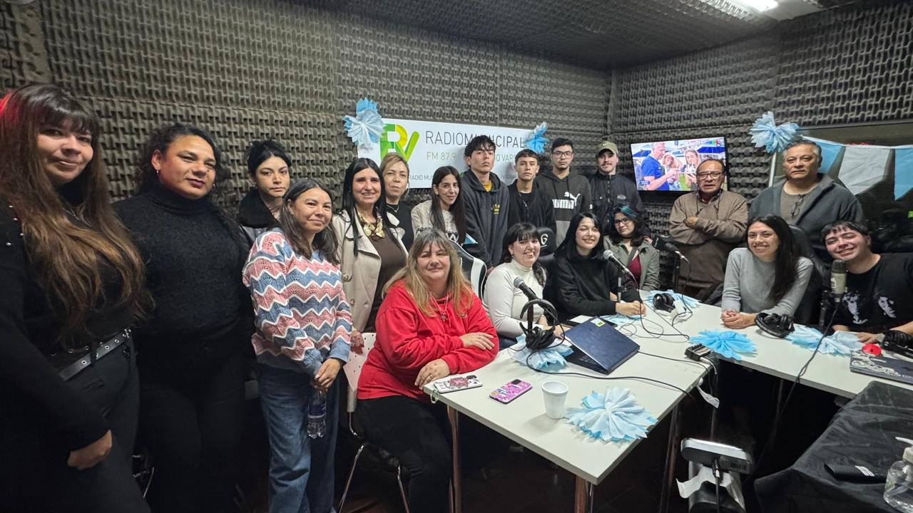El CENS N°452 realizó la visita guiada a la Radio Municipal FV y participó en el programa "LA OTRA ALTERNATIVA"
