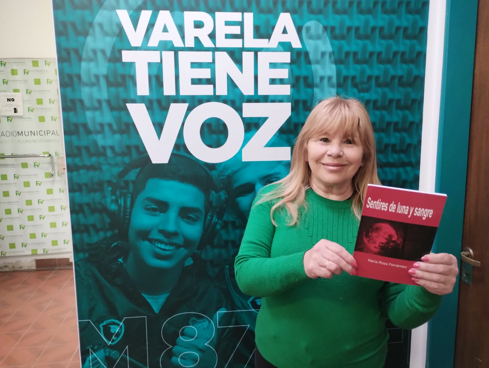 La escritora varelense María Rosa Fernández nos presentó su último libro: “Sentires de luna y Sangre”