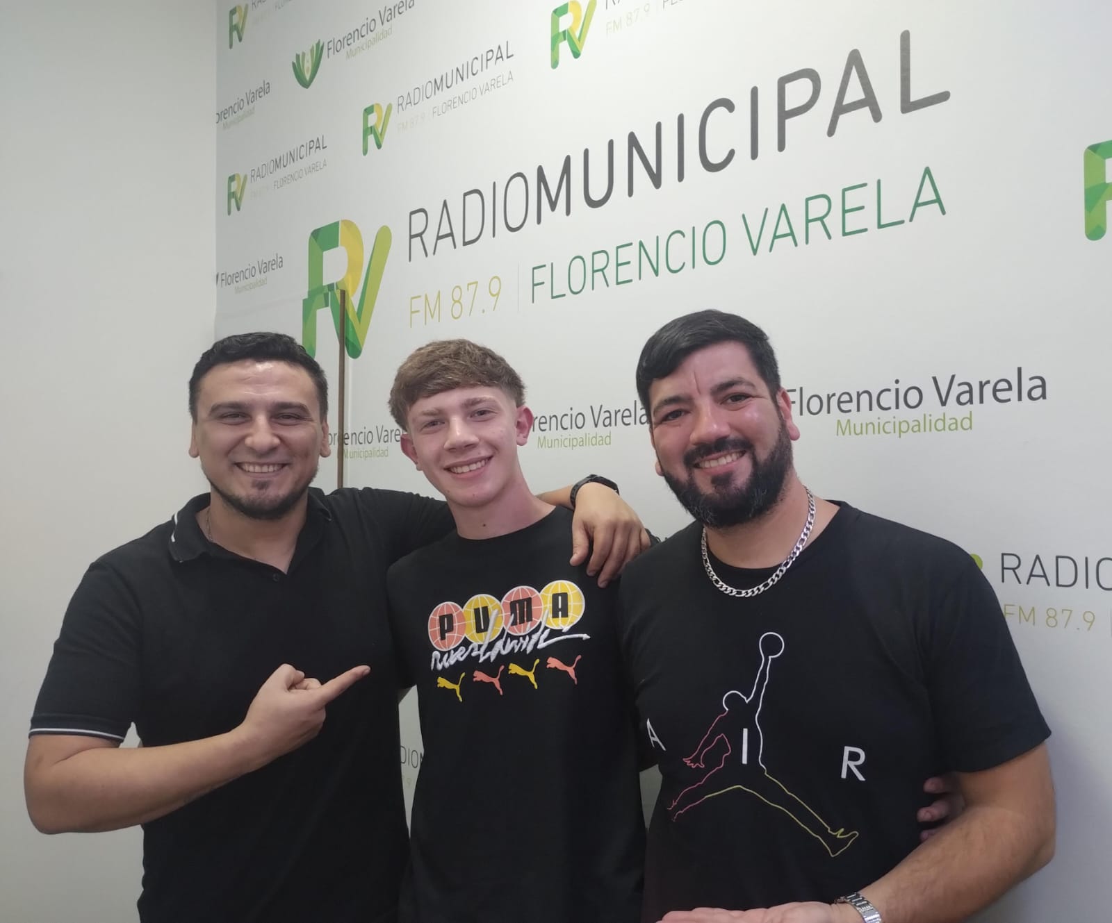 ¡Santiago Lobato: el músico tropical varelense con gran proyección, nos deleitó con sus canciones! 