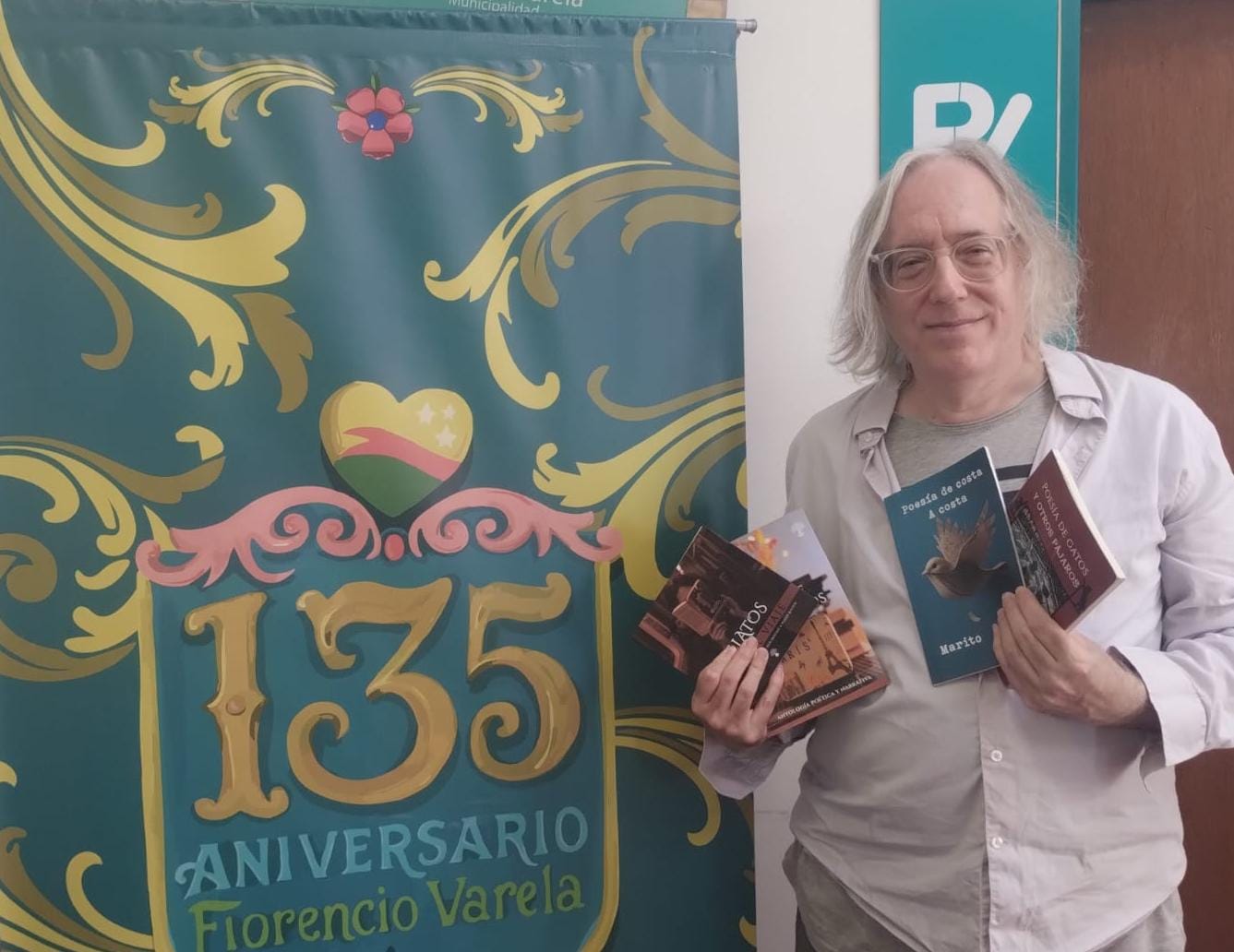 El escritor Mario Montenegro nos presentó sus últimos libros: “Poesía de Costa a Costa” y “Poesía de Gatos y otros pájaros”