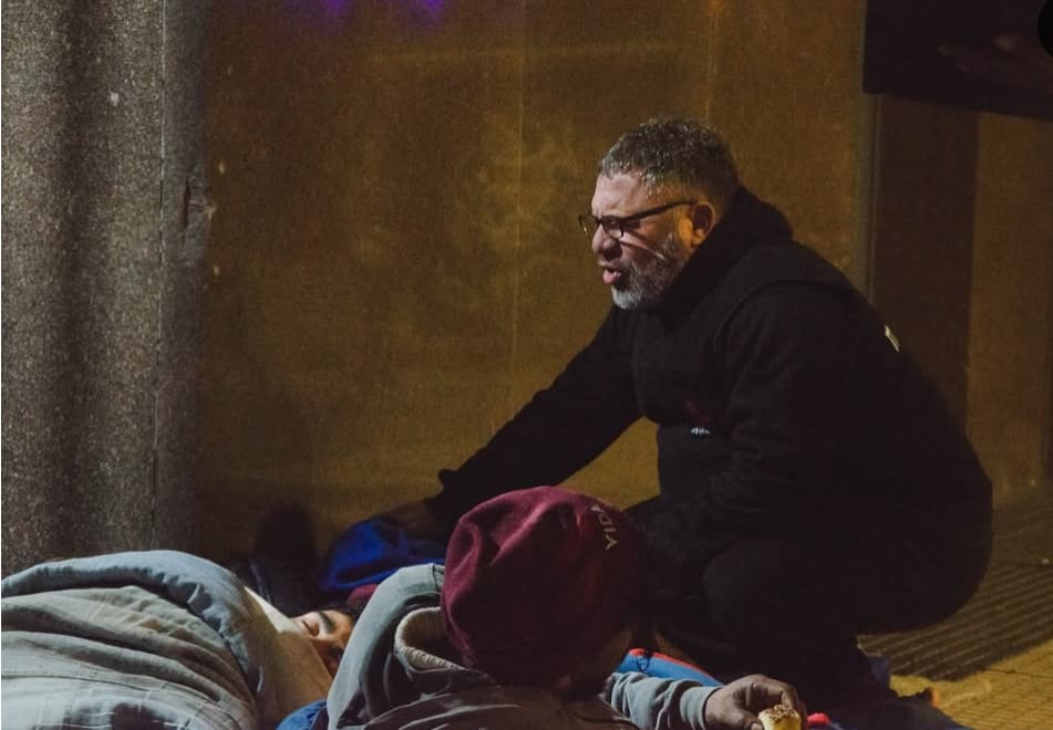 "Con sólo un poquito de tiempo y amor se puede ayudar mucho", Carlos Annacondia - Referente de Fundación Más Vida asiste a personas en situación de calle.
