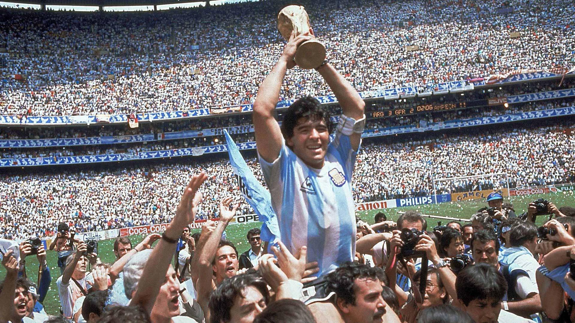 Homenaje a Diego Maradona en su cumpleaños Nº65

