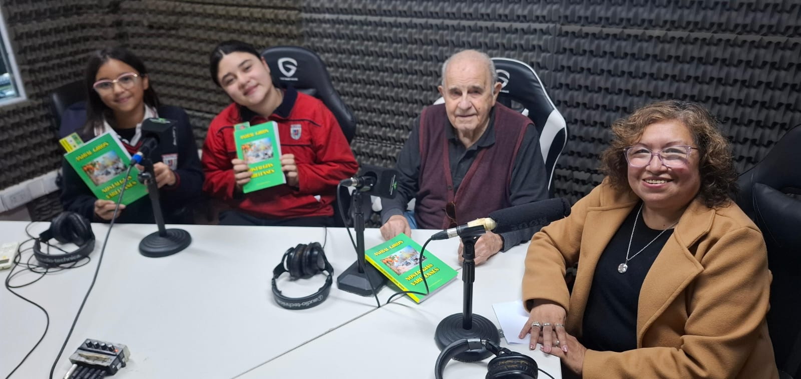 Identidad varelense: El escritor Aníbal Girón y alumnas del Sallarés compartieron sus "Nostalgias"