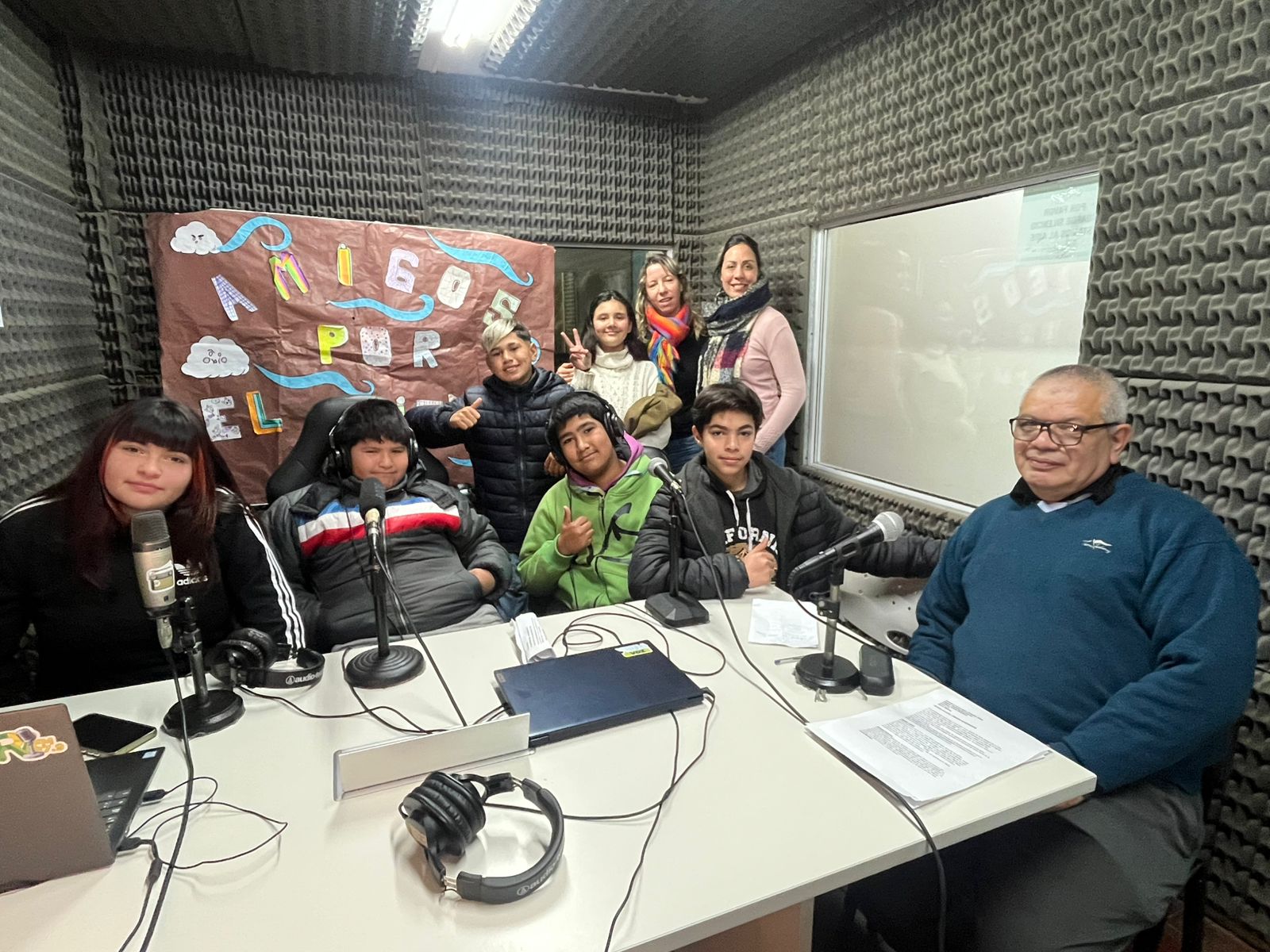 ENLACE EDUCATIVO: Alumnos de la E.E.S. Nº64 presentan el cuento "Amigos por el viento" de Liliana Bodoc
