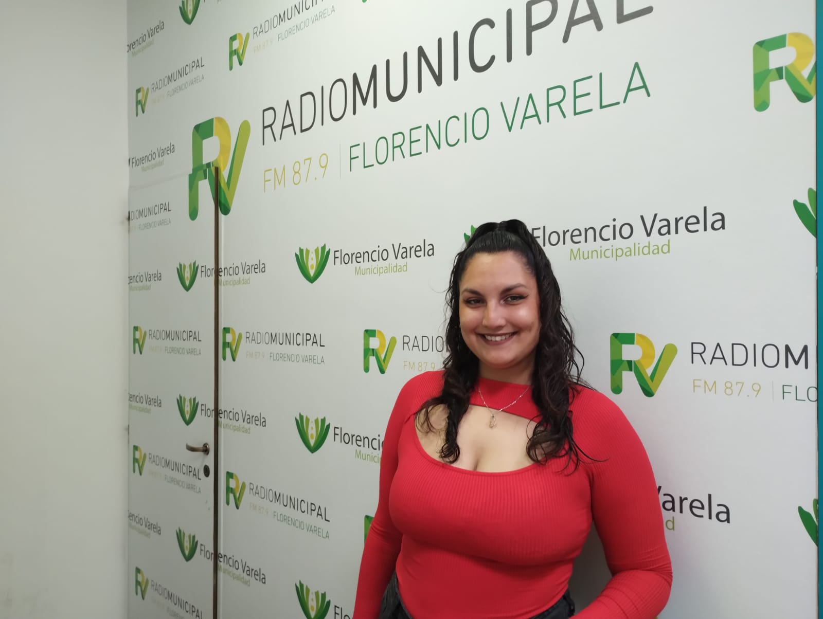 ¡La previa del finde se vive a puro ritmo tropical: recibimos a  Agus, la voz del grupo varelense “Alegre”!