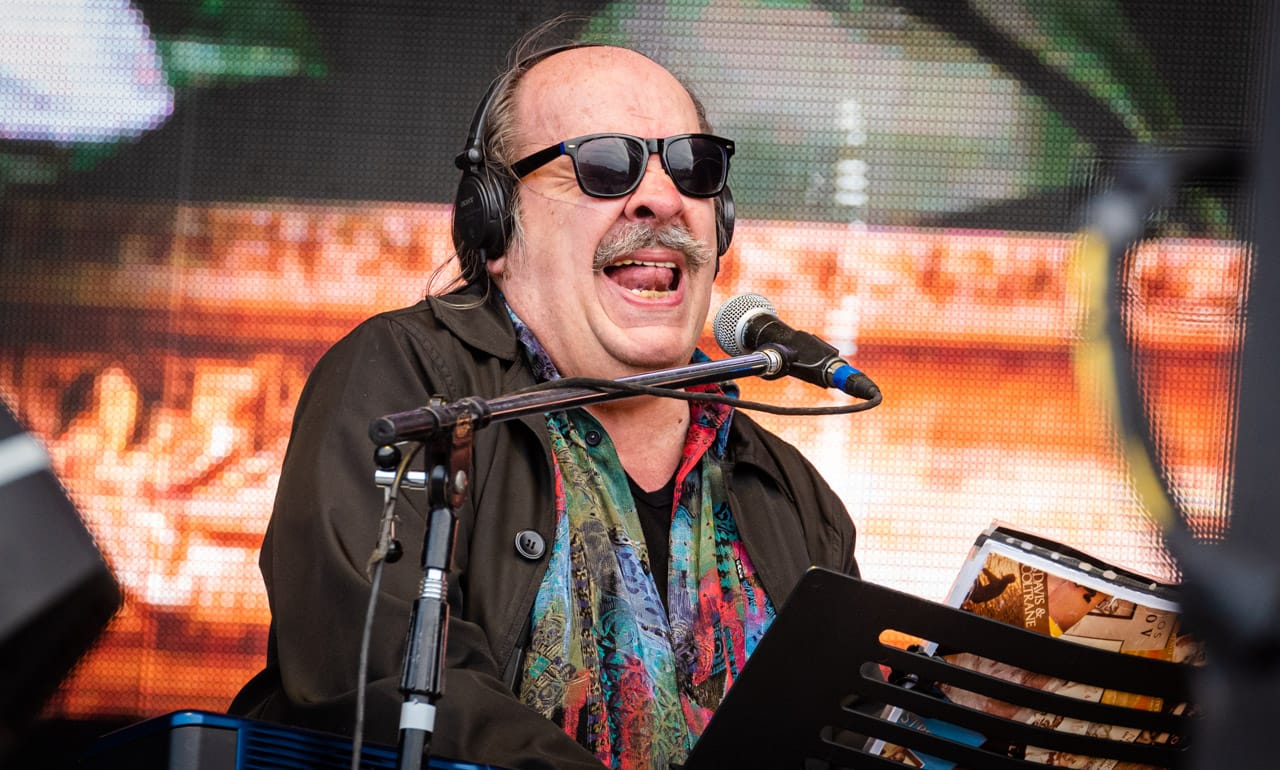 Litto Nebbia presentó su nuevo disco en la Radio Municipal FV: "La música es una profesión de plena libertad"