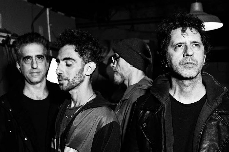 Las Bodas Químicas presentan "Razones Poderosas" en la Radio Municipal