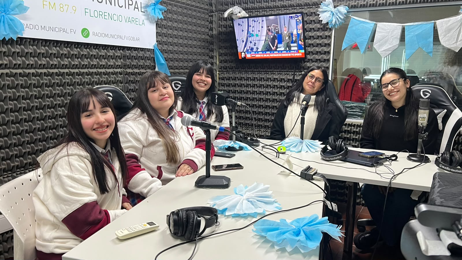 Alumnas del Colegio Julio Cortázar en la radio municipal: El orgullo de ser la primera promoción con orientación en turismo del distrito.