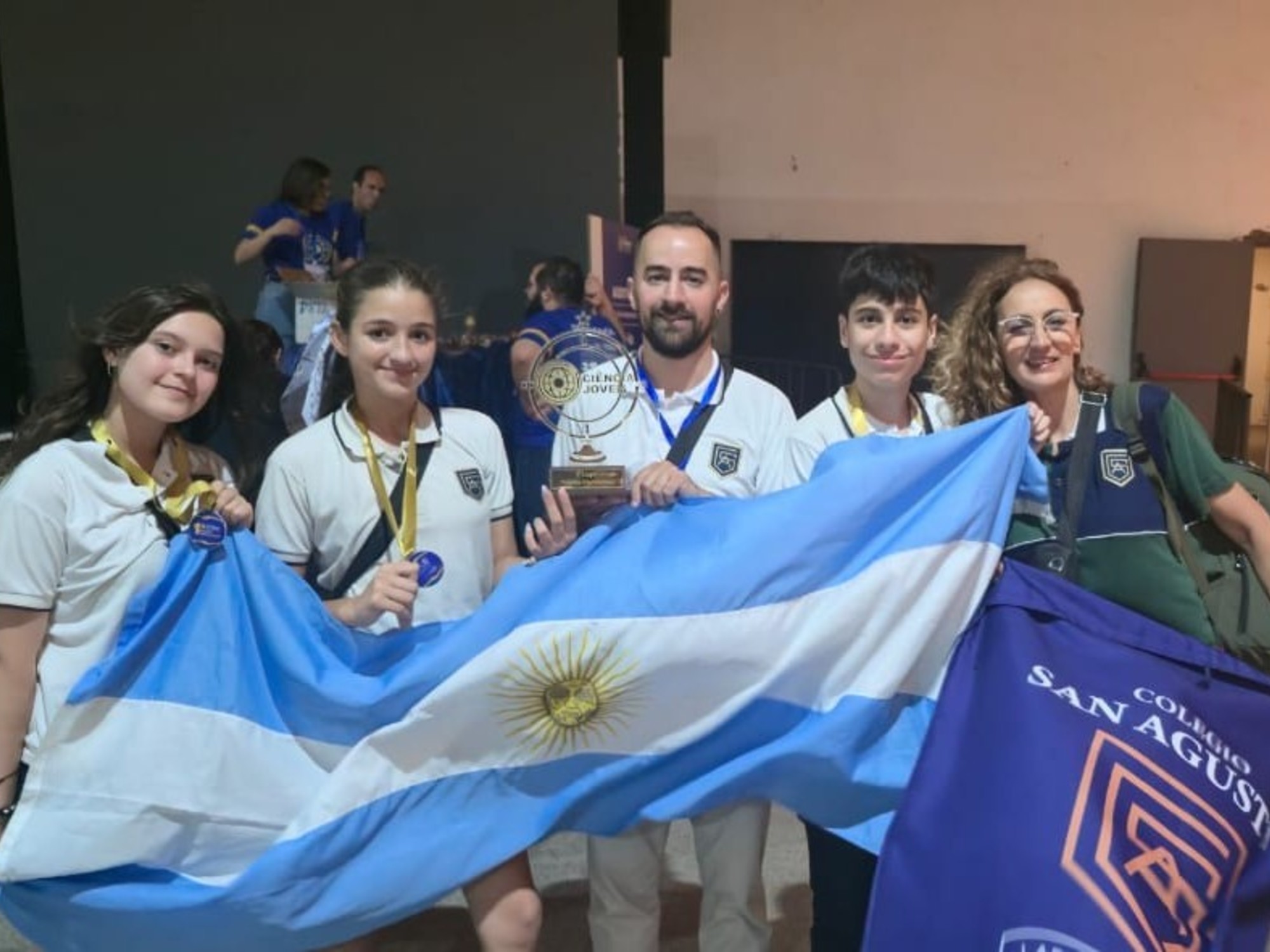 ¡Orgullo nacional!: estudiantes secundarios inventan un bastón único en el mundo para personas ciegas