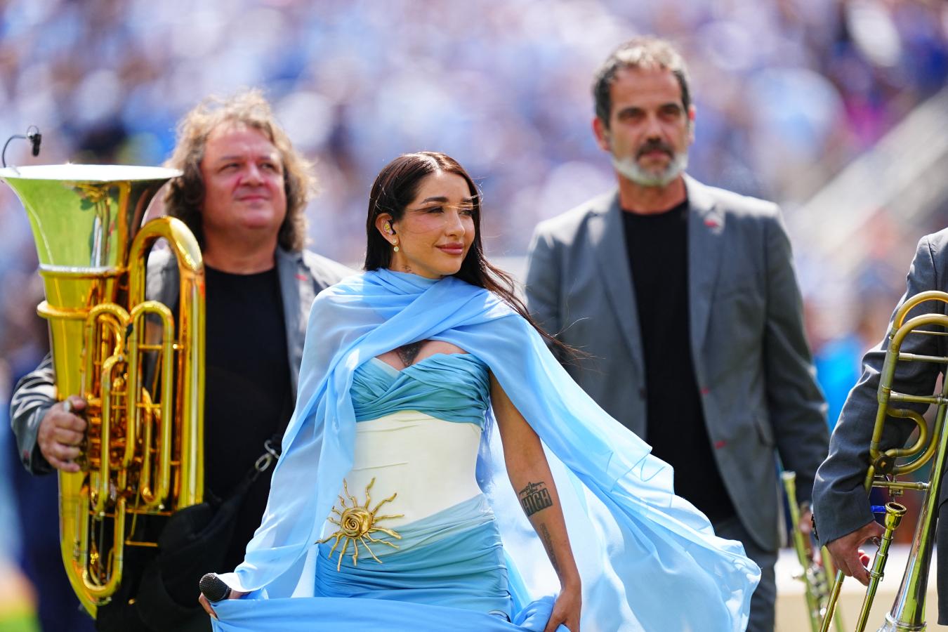 María Becerra cantó el Himno argentino y deslumbró al público