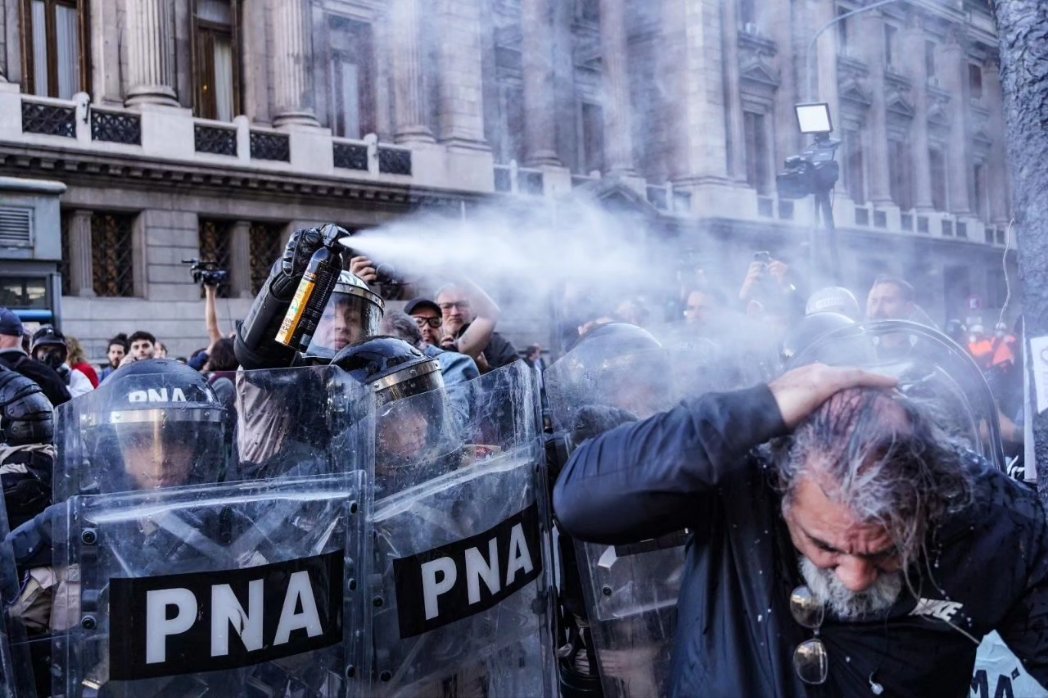 Brutal represión en la marcha de los jubilados
