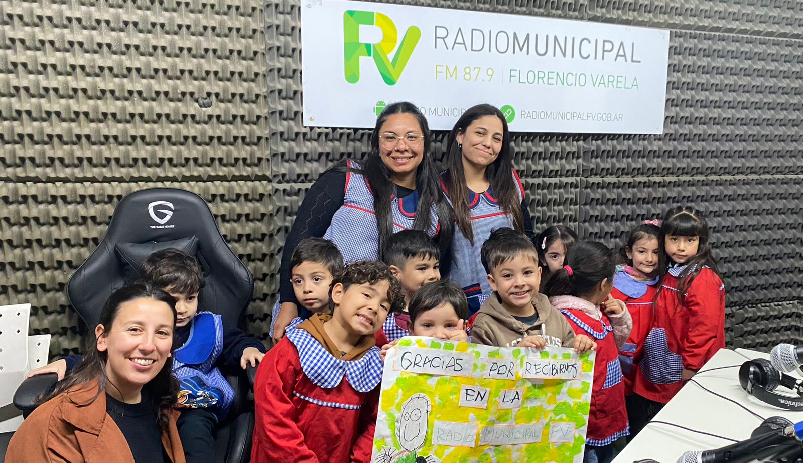 ¡El Jardín de Infantes Municipal Nº5 visitó Tribuna Varelense!

