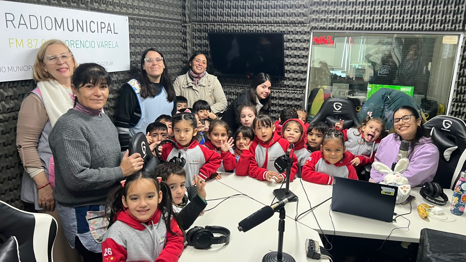 ¡El Jardín N°910 visitó la Radio Municipal FV!

