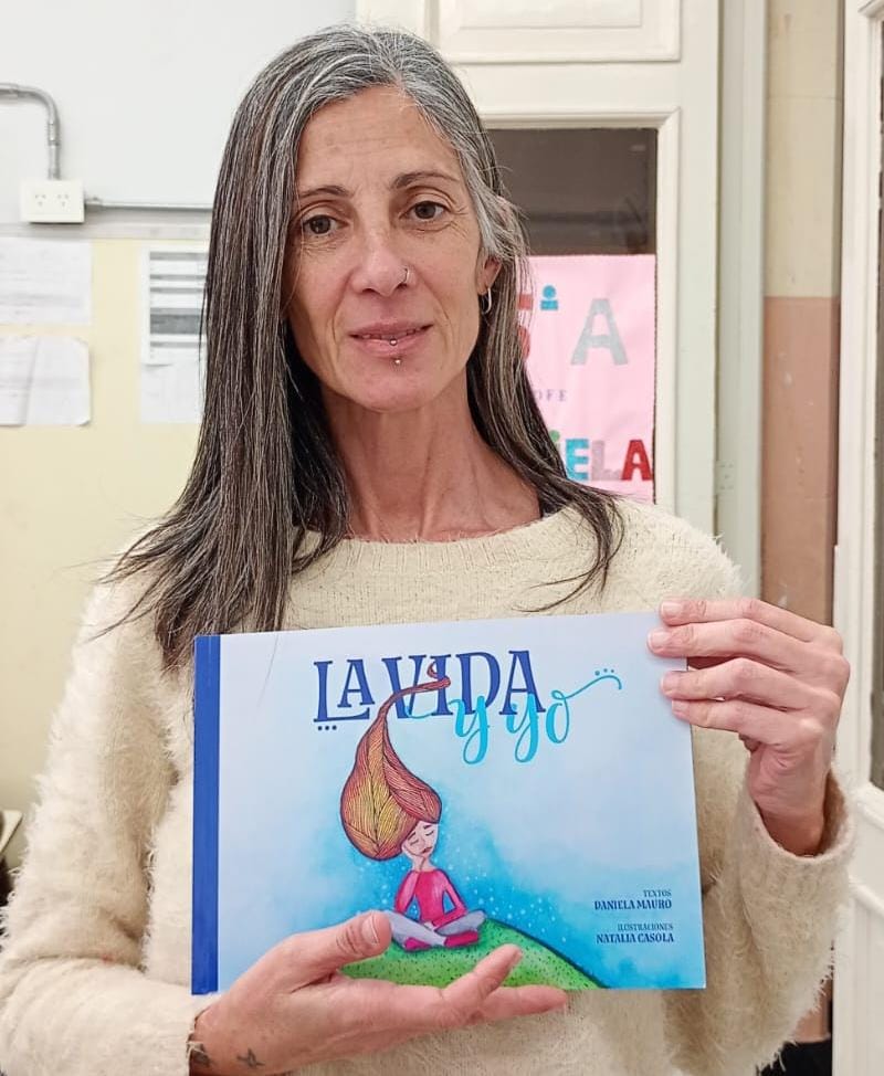 La escritora Daniela Mauro nos presentó su libro “La vida y yo”: una invitación a percibirla como un viaje. 