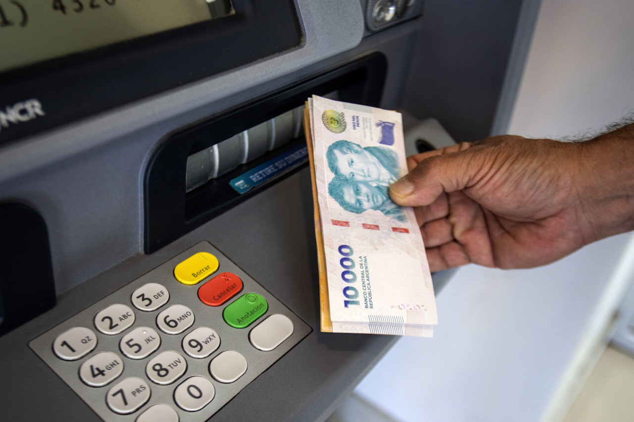 Sacar dinero del banco será más caro: ¿Cuál es el método para no pagar la comisión por extracción?